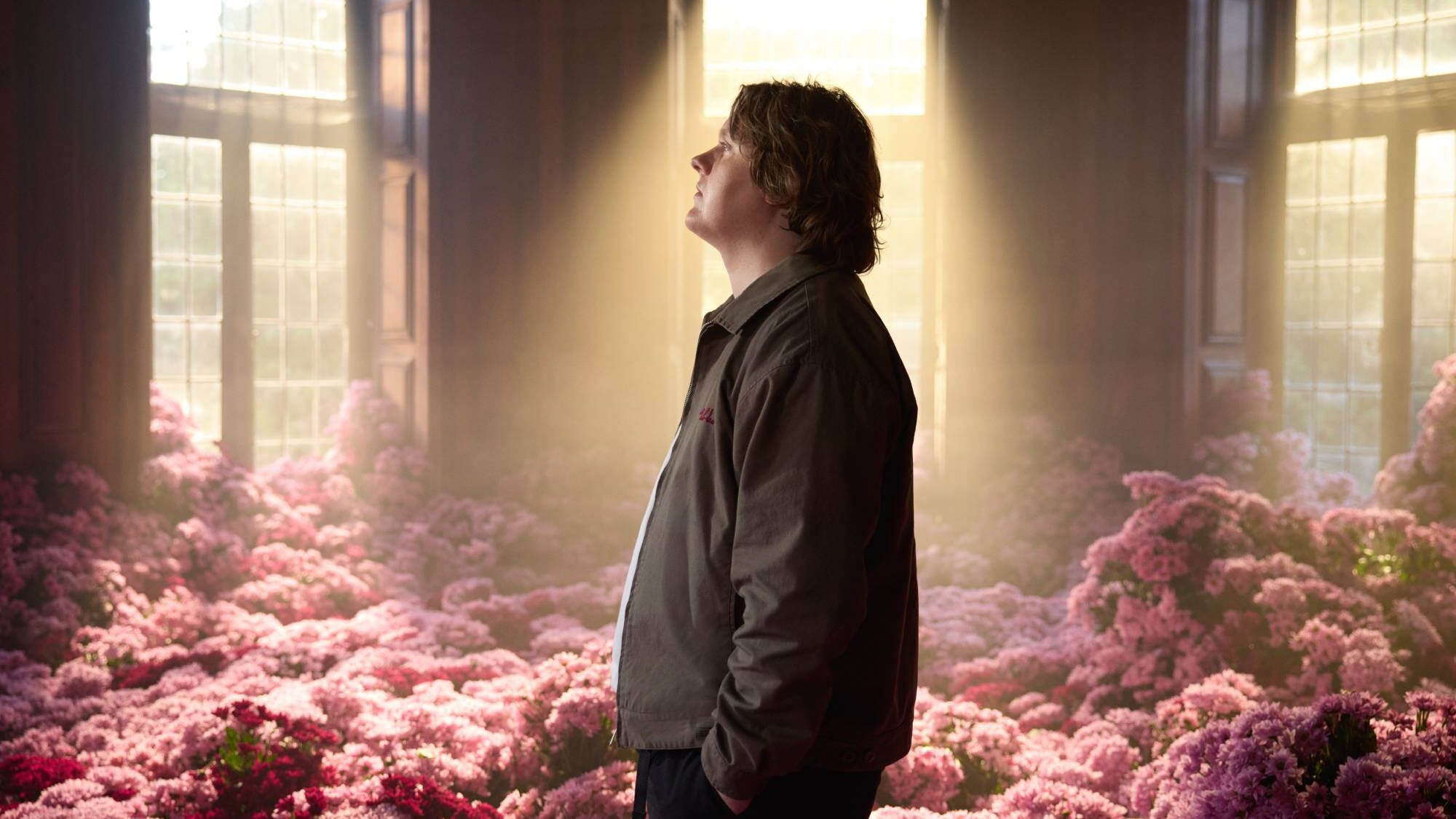 Amizade com Sam Fender e Grian Chatten inspira Lewis Capaldi a se arriscar na música