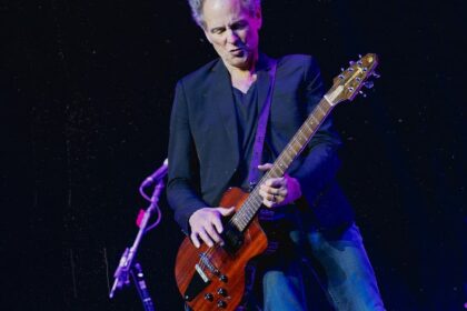 Mulher acusada de atacar Lindsey Buckingham é presa após fuga para Indiana