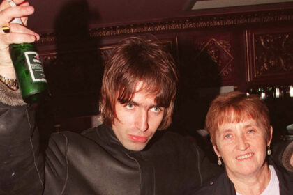 Mãe de Liam Gallagher o convence a ir à indução do Oasis no Rock & Roll Hall Of Fame