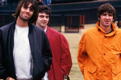 Rock & Roll Hall Of Fame inclui Paul McGuigan, baixista original do Oasis, na lista de indicados