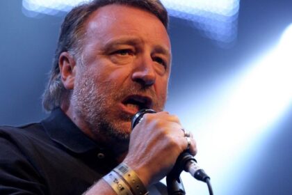 Peter Hook sugere Oasis como intermediário para reunião do New Order no Rock Hall