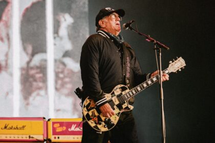Sex Pistols e Marshall celebram 50 anos com amp stack de edição limitada