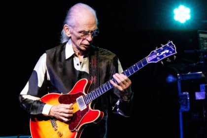 Yes adia turnê europeia para cirurgia de Steve Howe