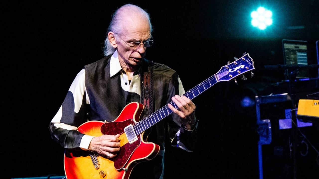 Yes adia turnê europeia para cirurgia de Steve Howe