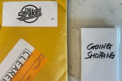 The Strokes divulga música em fita cassete