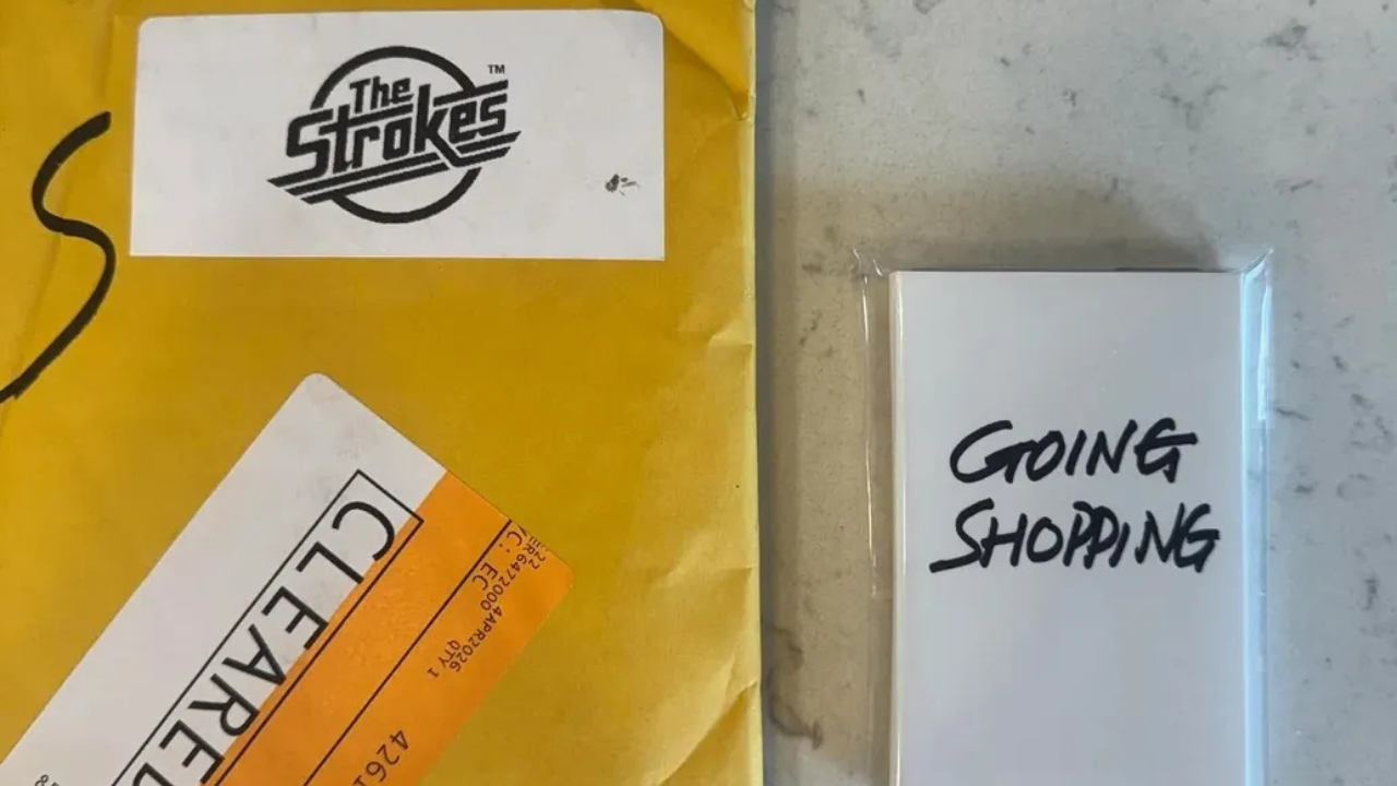 The Strokes divulga música em fita cassete