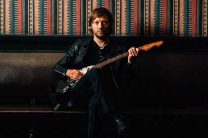 Tom Rowley, do Milburn e ex-Arctic Monkeys, lança álbum solo com produção de Alex Turner