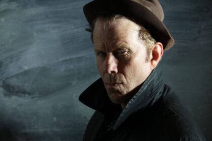 Tom Waits lança trecho de “The Fly”, lado B da colaboração com Massive Attack