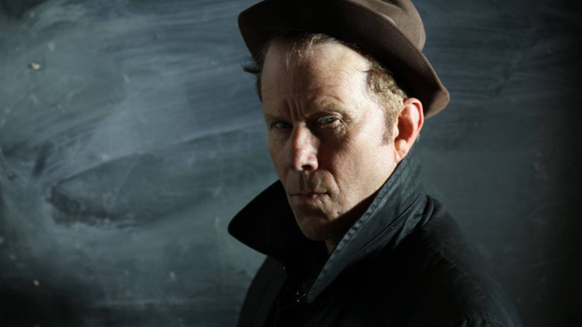 Tom Waits lança trecho de “The Fly”, lado B da colaboração com Massive Attack