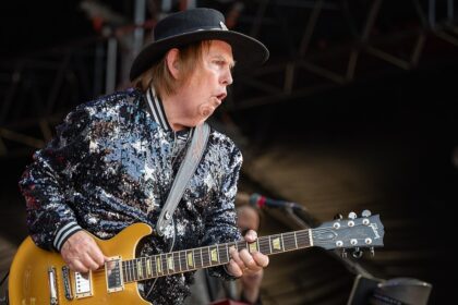Dave Hill, do Slade, lança single “Play it to the crowd” do álbum solo “Dirty foot lane”