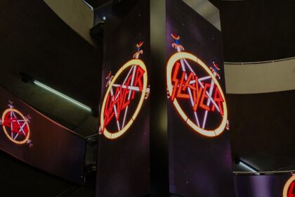 Slayer promove retorno ao Brasil com projeções no metrô de São Paulo