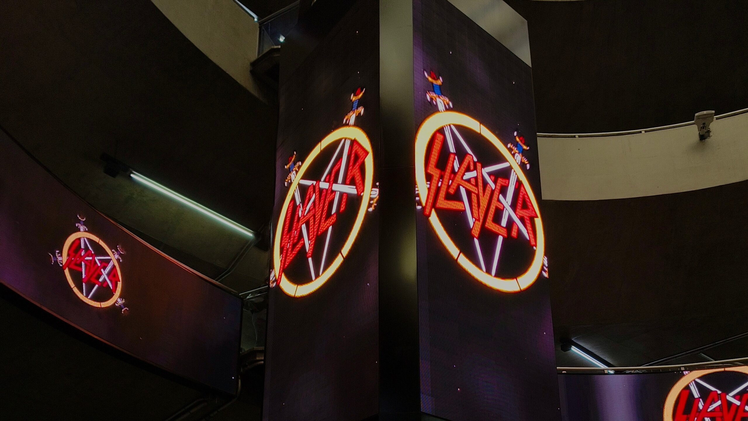 Slayer promove retorno ao Brasil com projeções no metrô de São Paulo