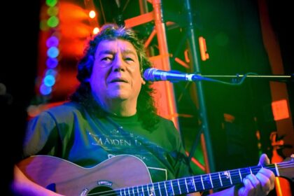 Ex-guitarrista do Iron Maiden, Dennis Stratton, critica documentário “Burning Ambition”