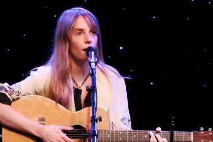 Maya Hawke confessa que odeia lançar músicas novas: “É doloroso e difícil”