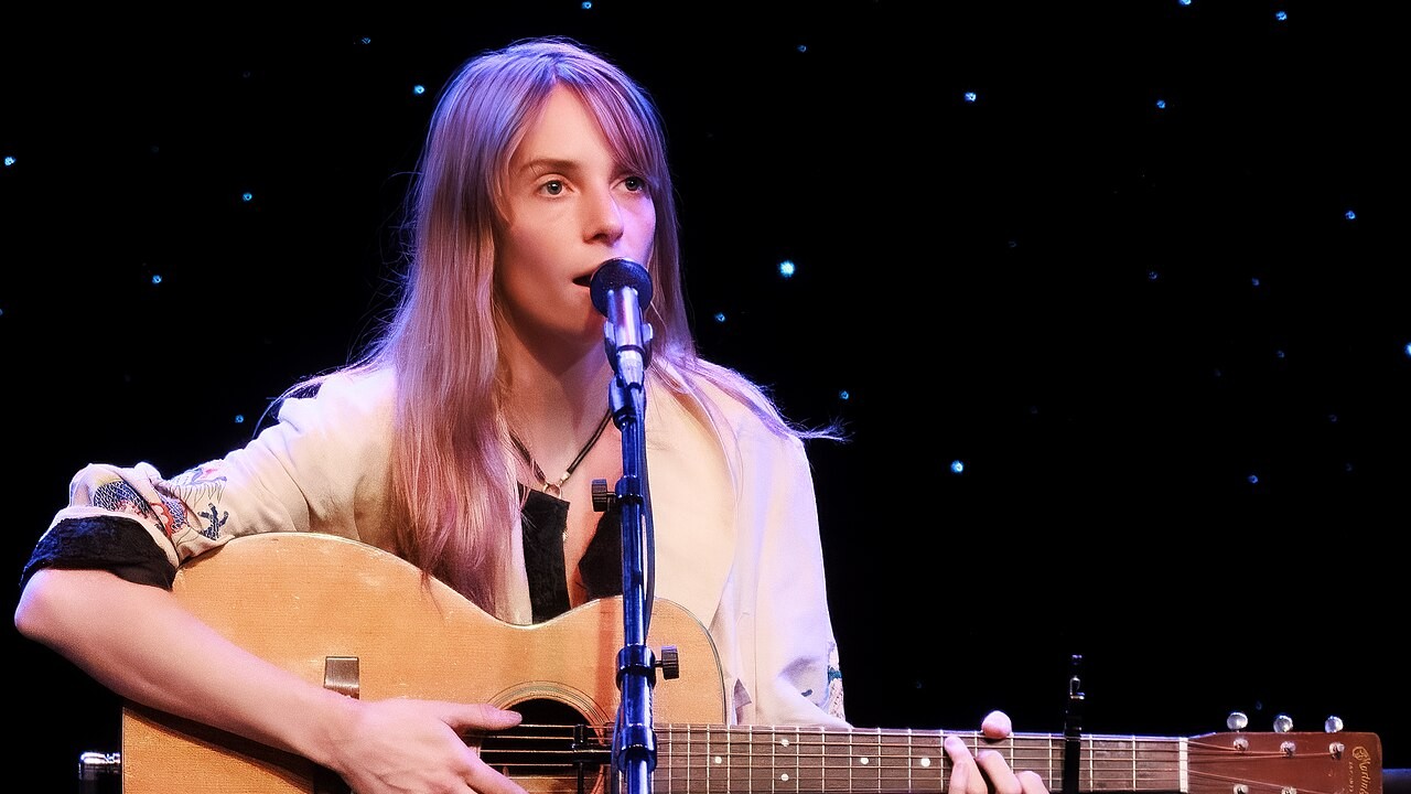Maya Hawke confessa que odeia lançar músicas novas: “É doloroso e difícil”