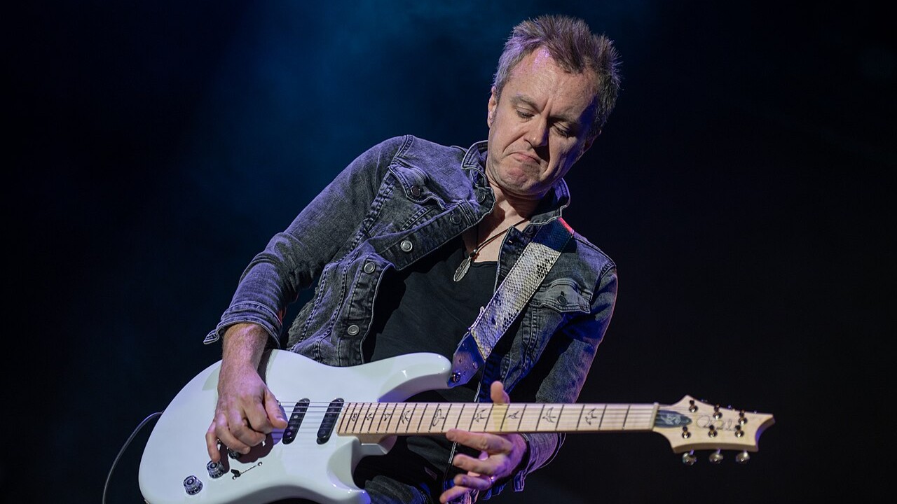 Simon McBride, guitarrista do Deep Purple, diz que músicas simples são as mais difíceis de tocar