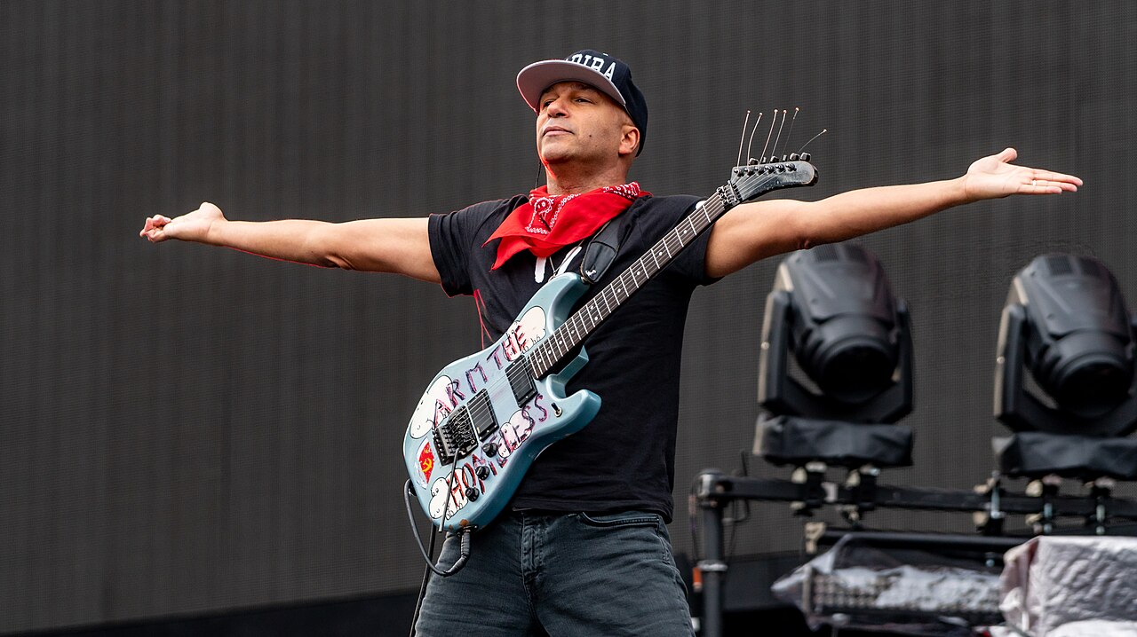 Tom Morello lança single com Serj Tankian e filho