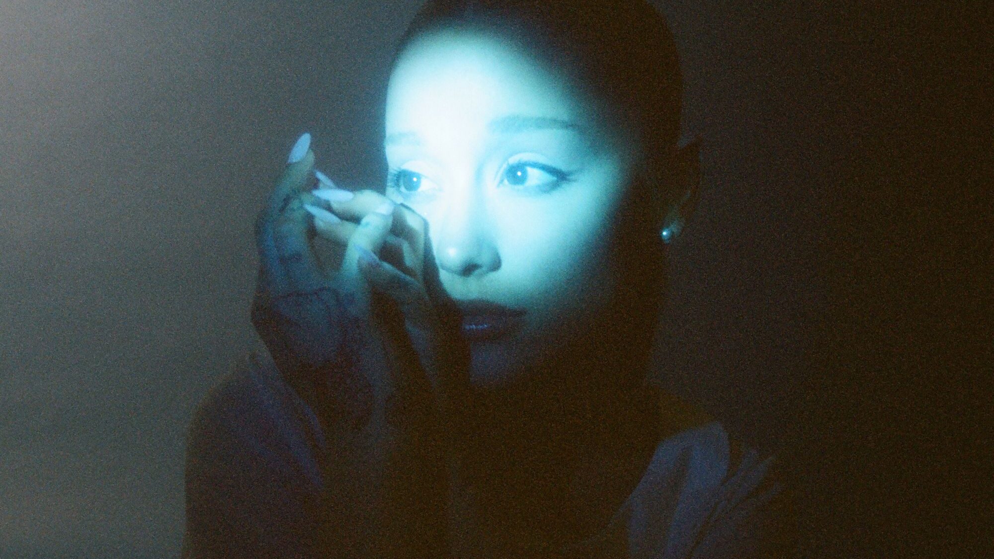 Ariana Grande celebra 10 anos de “Dangerous Woman” e lança “Knew Better Part II”
