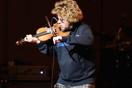 Músico processa Google em US$ 1,5 milhão por difamação de IA