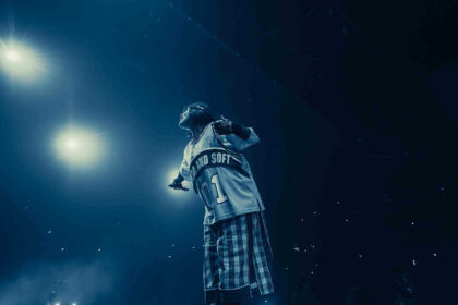 Billie Eilish defende fãs jovens sobre uso de celulares em shows