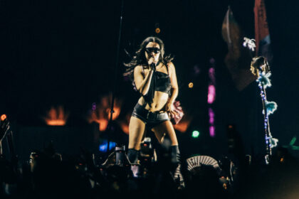 Charli XCX provoca novo álbum com música “Rock music” que não é rock