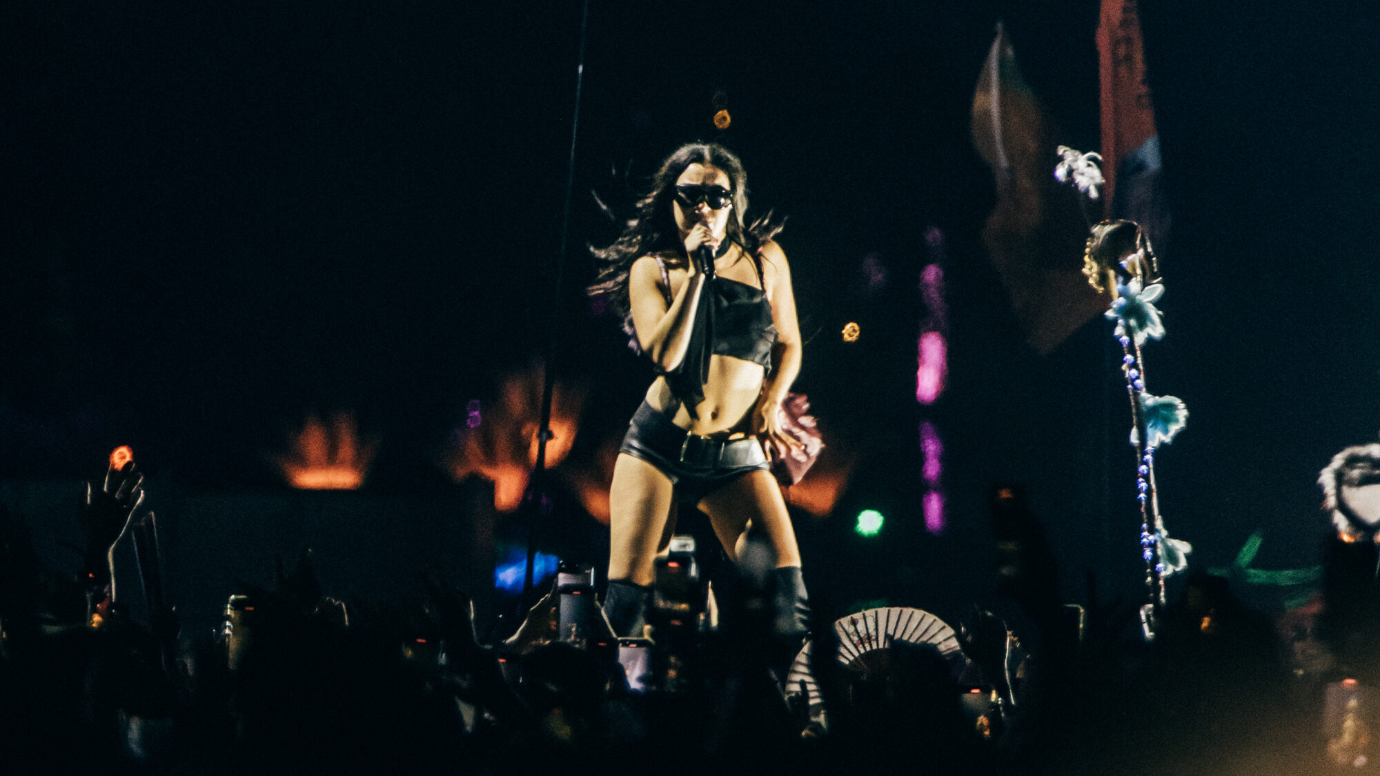 Charli XCX provoca novo álbum com música “Rock Music” que não é rock