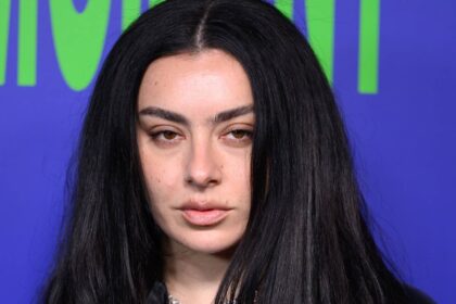 Charli XCX lança “Rock Music” com clipe mosh-heavy e guitarras “crunchy”