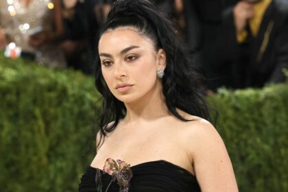 Charli Xcx lança a introspectiva b-side “I Keep On Thinking Bout You Every Single Day And Night”