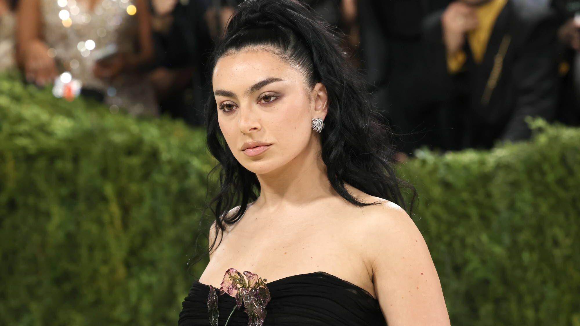 Charli Xcx lança a introspectiva b-side “I Keep On Thinking Bout You Every Single Day And Night”