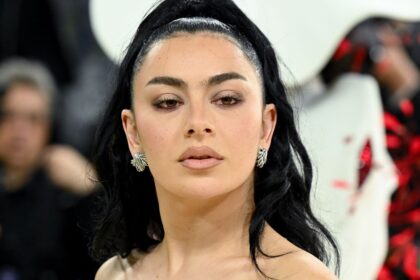 Charli Xcx fala sobre a recepção de seu single “Rock Music”