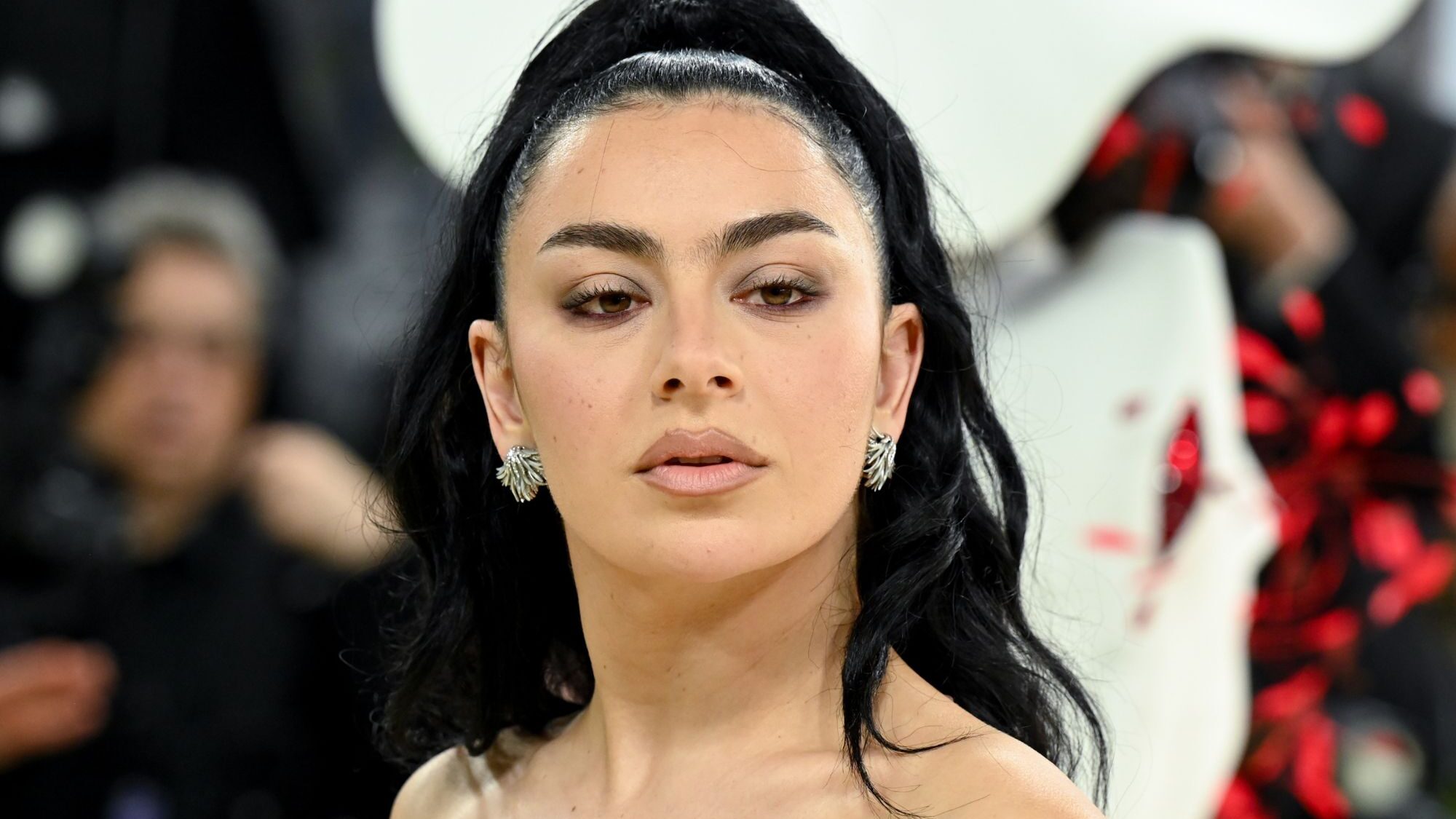 Charli Xcx fala sobre a recepção de seu single “Rock Music”