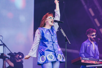 CMAT critica fascismo e Nigel Farage em discurso no Ivor Novello Awards