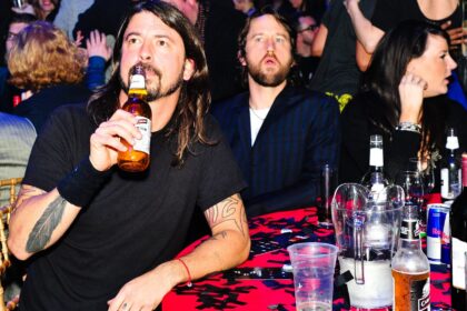 Dave Grohl revela que sua rotina vocal com álcool era uma mentira