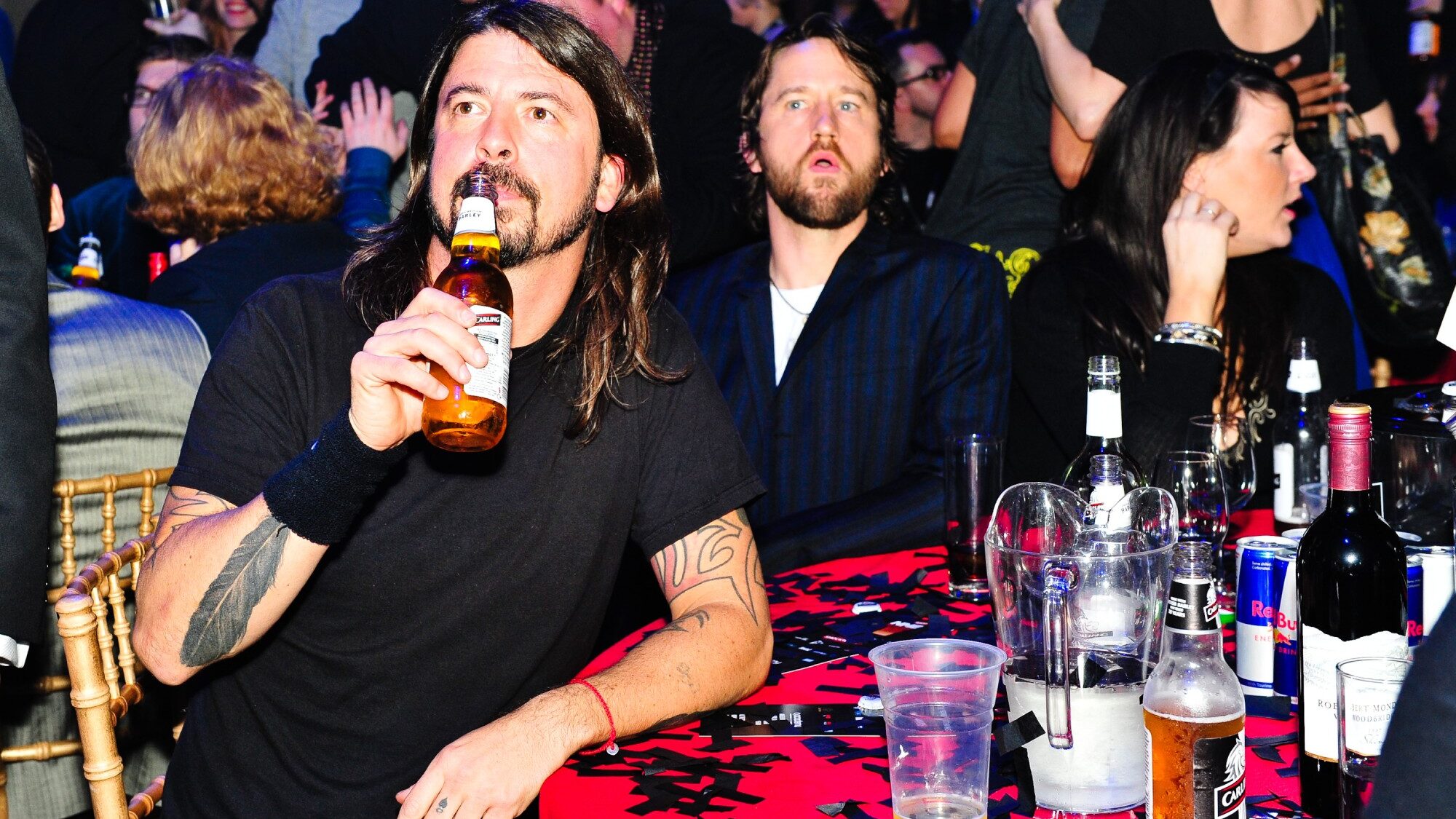 Dave Grohl revela que sua rotina vocal com álcool era uma mentira