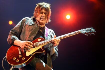 One More Satellite, projeto de Dean DeLeo, finaliza segundo álbum para lançamento em 2026