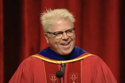 Dexter Holland, do The Offspring, faz discurso de formatura na USC Dornsife