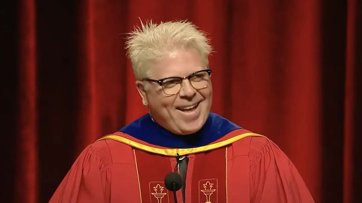 Dexter Holland, do The Offspring, faz discurso de formatura na USC Dornsife