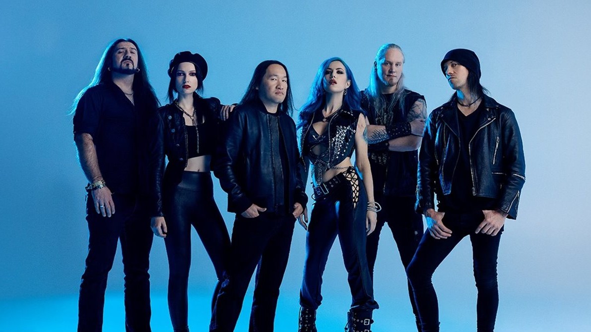 Alissa White-Gluz é a nova vocalista do Dragonforce