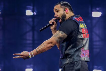 Drake “congela” a CN Tower em Toronto para promover novo álbum “Iceman”