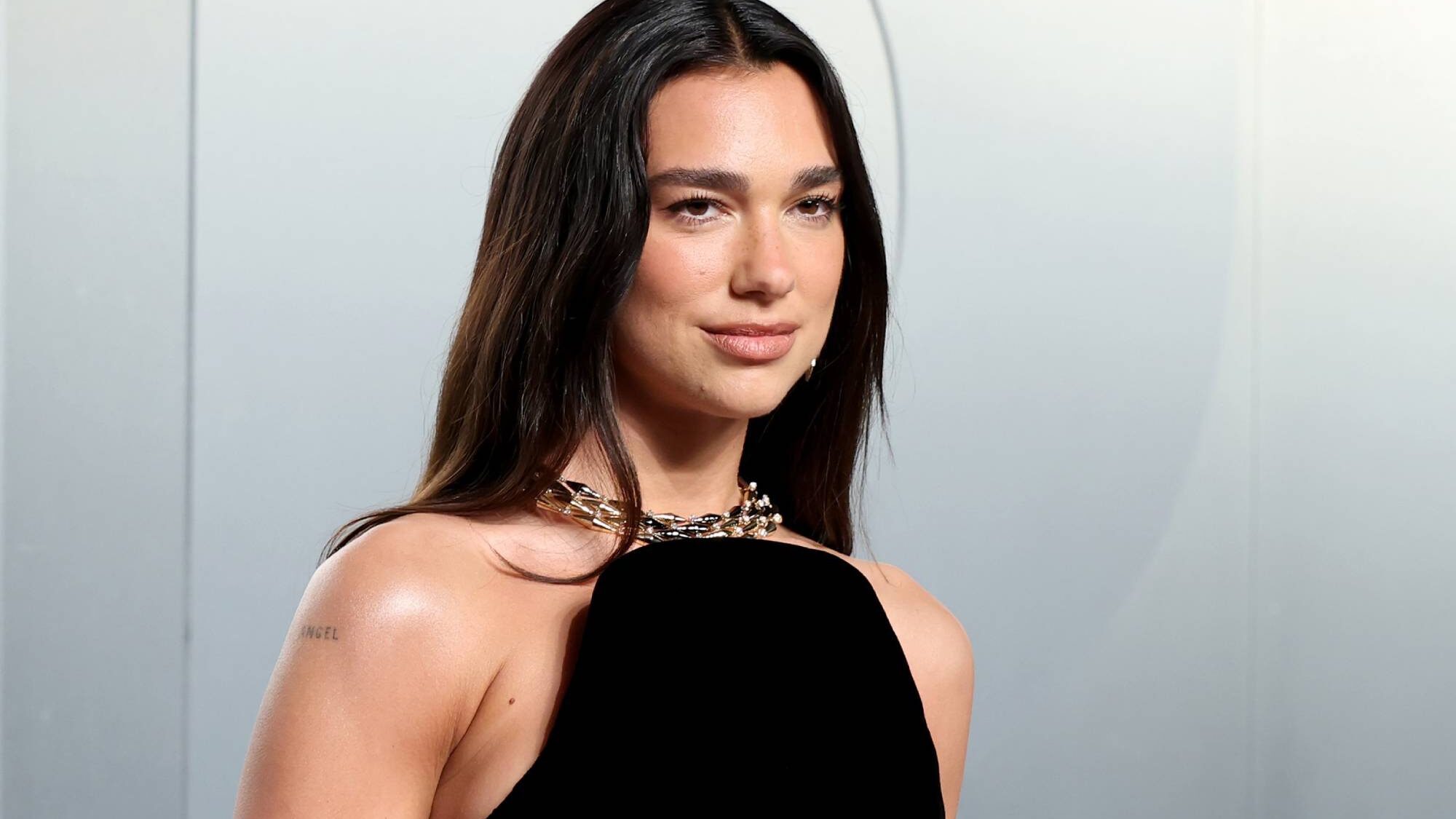 Dua Lipa processa Samsung em US$ 15 milhões por uso indevido de sua imagem