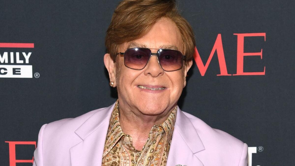 Elton John revela como perda de visão mudou seu processo de composição para novo álbum
