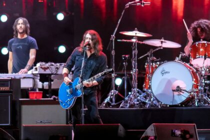 Foo Fighters encaram asas picantes e revelam “letras mais constrangedoras” no ‘Hot Ones Versus’
