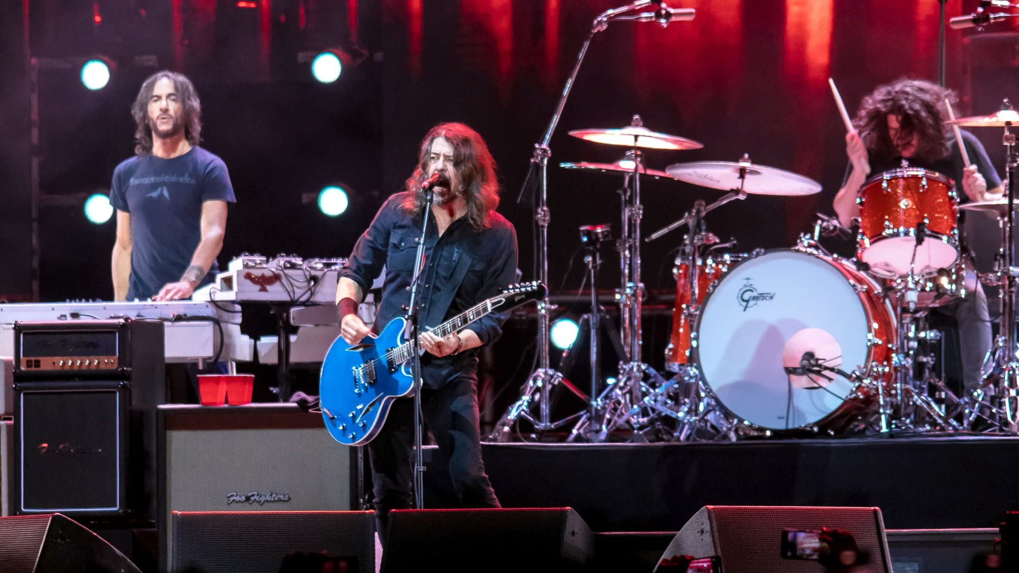 Foo Fighters encaram asas picantes e revelam “letras mais constrangedoras” no ‘Hot Ones Versus’