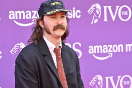 Mark Bowen, do Idles, fala sobre novo álbum e parceria com Florence + The Machine