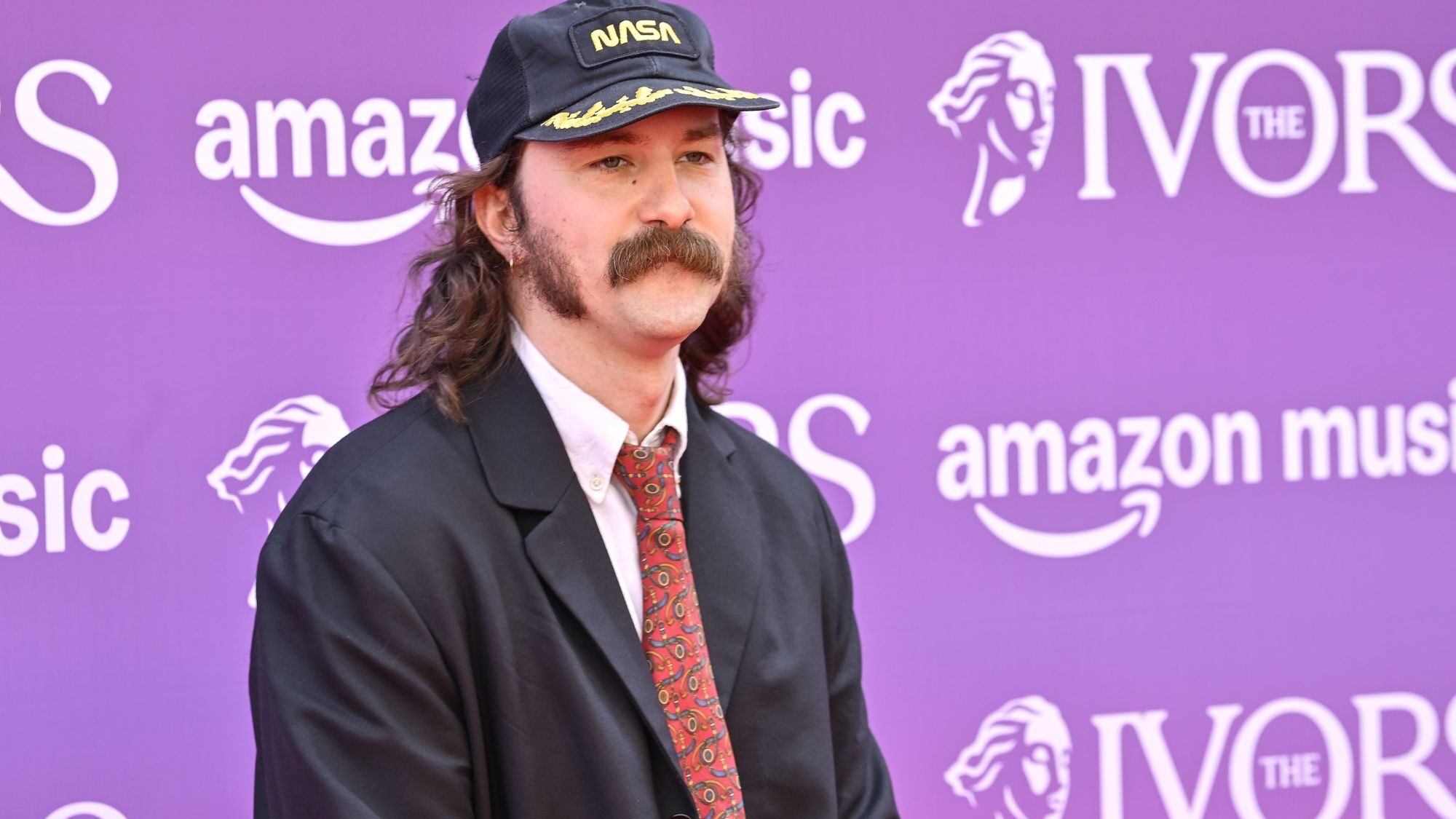 Mark Bowen, do Idles, fala sobre novo álbum e parceria com Florence + The Machine
