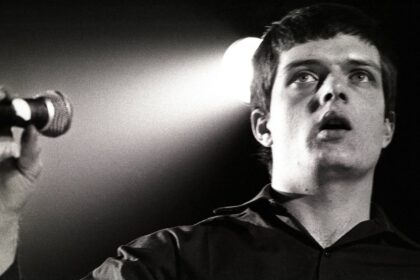 Exposição de Ian Curtis em Nova York trará letras e cartas pessoais
