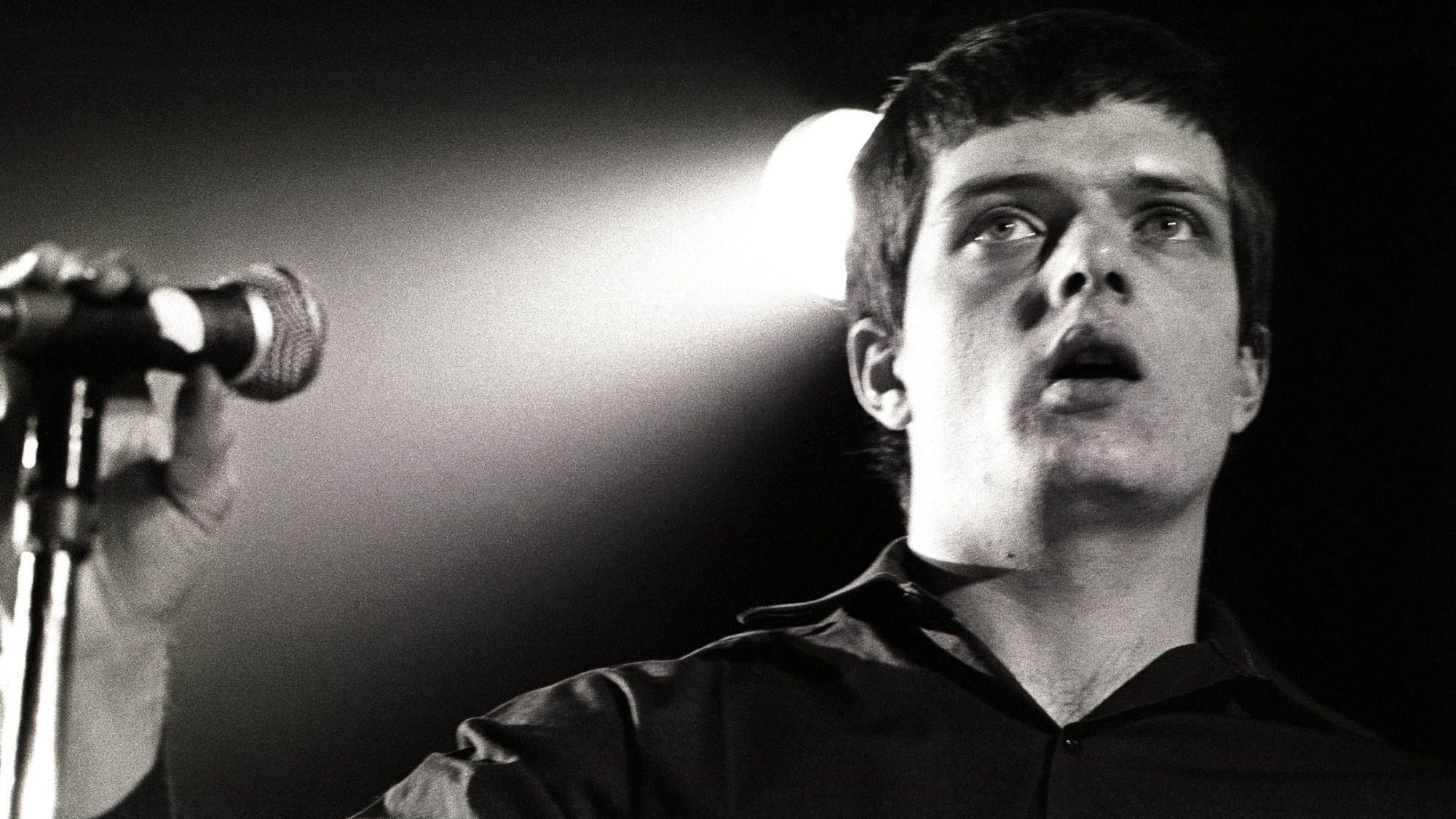 Exposição de Ian Curtis em Nova York trará letras e cartas pessoais