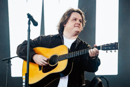 Lewis Capaldi reflete sobre esgotamento e o futuro da carreira após Glastonbury