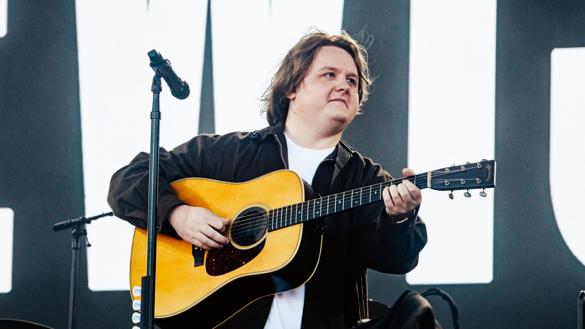 Lewis Capaldi reflete sobre esgotamento e o futuro da carreira após Glastonbury
