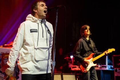 Liam Gallagher e John Squire juntos no Abbey Road Studios, prometendo algo “bíblico”